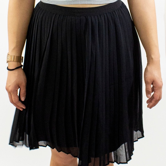 Uniqlo - Black Pleated Skirt - Picture 1 of 1